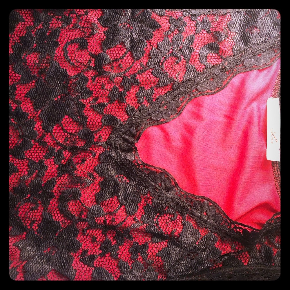 Knee-length lace stress. Body hugging.